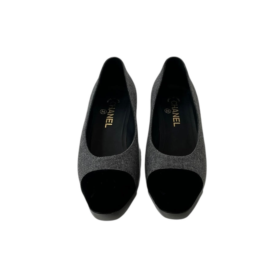 Chanel Pumps in Grey with Velvet Cap Toe